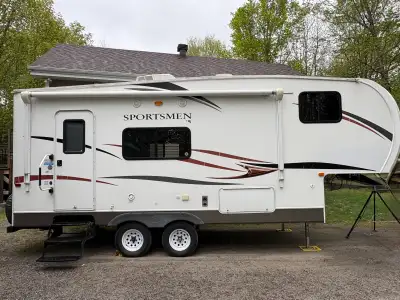 Fifth Wheel 2013 kz sportsmen 235 - Idéale pour la pêche - Extension - Auvents électriques - Air cli...