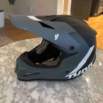 This is a Thor dirt bike helmet, perfect for hitting the trails with safety and style! The helmets a...