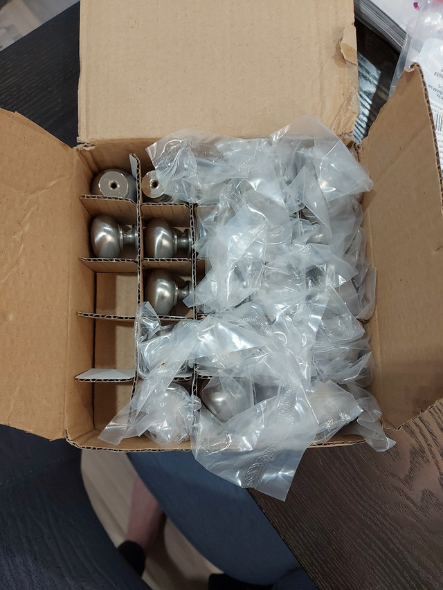 Richelieu Round Cabinet Knobs (22 pieces) Brushed Nickel in Hardware, Nails & Screws in Mississauga / Peel Region - Image 3