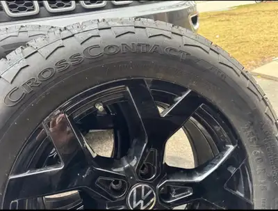 Set of 4 continental all season tires Tires and rims are like new just drove 1 k No damage or any is...