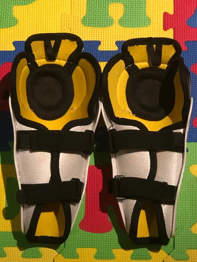 BAUER “ Supreme ONE 40” Junior Shin Pad, EXCELLENT Condition! in Hockey in Edmonton - Image 3