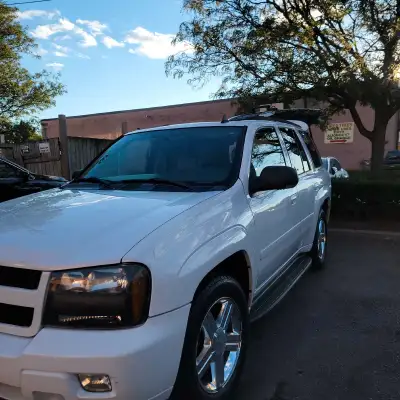 Selling nice white chevy trailblazer lt 08 fully loaded sunroof heated leather memory seats needs wi...