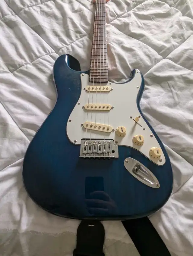 Jay Turser Stratocaster with strap62864362942083122