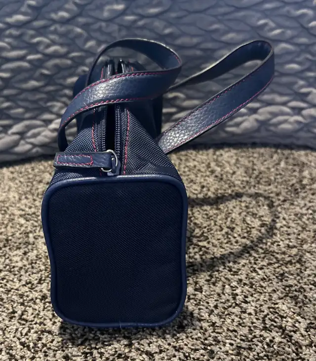 Tommy Hilfiger mini tote bag in Women's - Bags & Wallets in Oshawa / Durham Region - Image 5