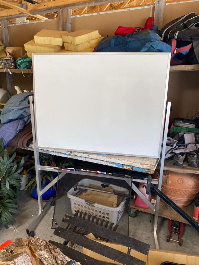  Whiteboard 4’ x 3’ with aluminum stand mint condition in Other Business & Industrial in City of Halifax - Image 2
