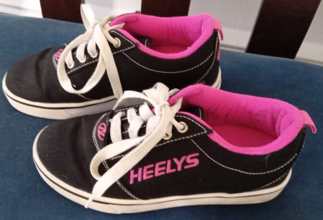 HEELYS GIRLS SKATE SHOES (youth size 3) in Kids & Youth in London