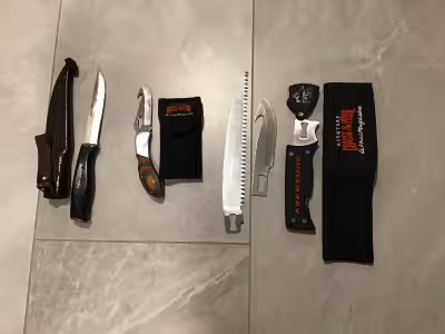 Trois couteaux de chasse.Peut être vendu ensemble où séparément.