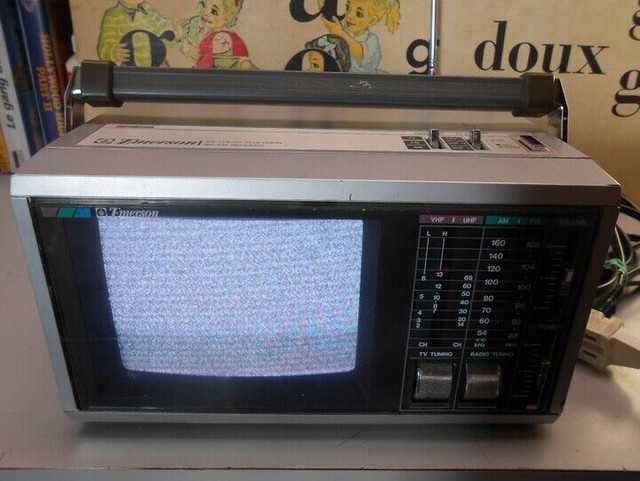 2 Mini Télévisions N&B Vintage - TVs Portatives dans Téléviseurs  à Sherbrooke - Image 3