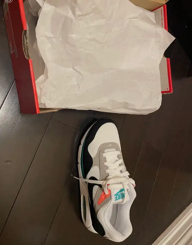 Women’s sport shoes/ Nike in Women's - Shoes in Markham / York Region - Image 3
