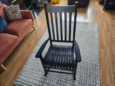 Chaise berçante noire en bois, View more