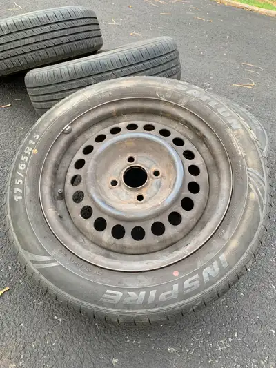 Pneus (175/65R15) montés sur roues d'acier. Encore bon pour une ou deux saison. Étaient installés su...