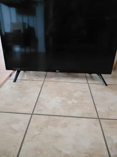 TÉLÉVISION 32 pouces PHOTO à titre indicatif seulement RÉSERVÉE JUSQU'À 17H00 VENDREDI 19 JUIN 2026....