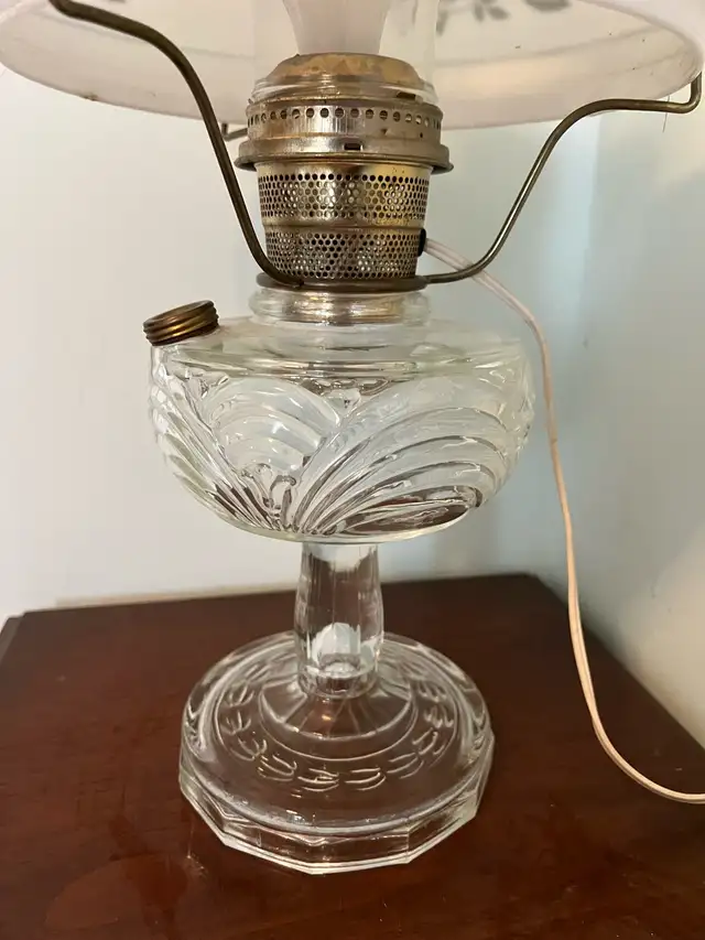 ALADDIN - VINTAGE ELECTRIC CLEAR WASHINGTON DRAPE LAMP & FLORAL in Indoor Lighting & Fans in Belleville - Image 4