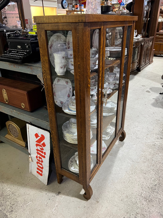 Stunning 1/4 cut oak display cabinet  in Arts & Collectibles in Edmonton - Image 3