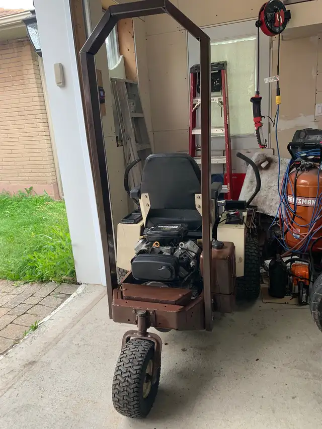 Tracteur à gazon in Lawnmowers & Leaf Blowers in Granby - Image 9