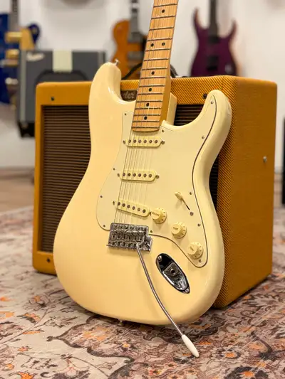 Fender American Performer Stratocaster édition limitée - touche en érable, Olympic White. Usagée, 1...