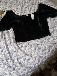 BNWT Ladies Sz S pretty dark green velvet off shoulder top- 20$!