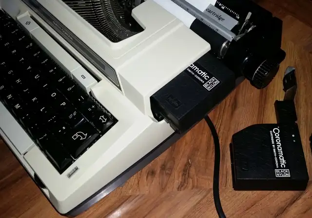 Smith Corona electric typewriter, with original case, cartridges in General Electronics in Owen Sound - Image 4