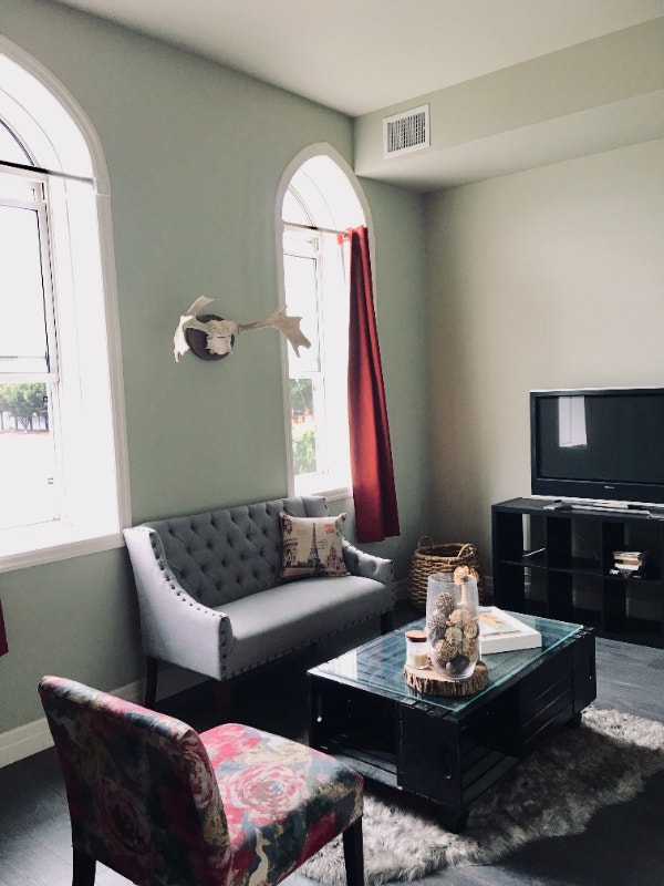 Beautiful One Bedroom Condo in Downtown Woodstock Available Long Term