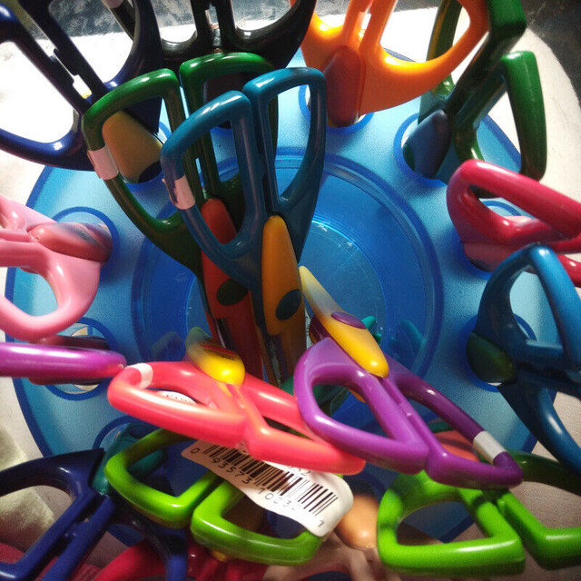 Provo Craft 18 Decorative Paper Edger Scissors & storage stand in Hobbies & Crafts in Charlottetown - Image 3
