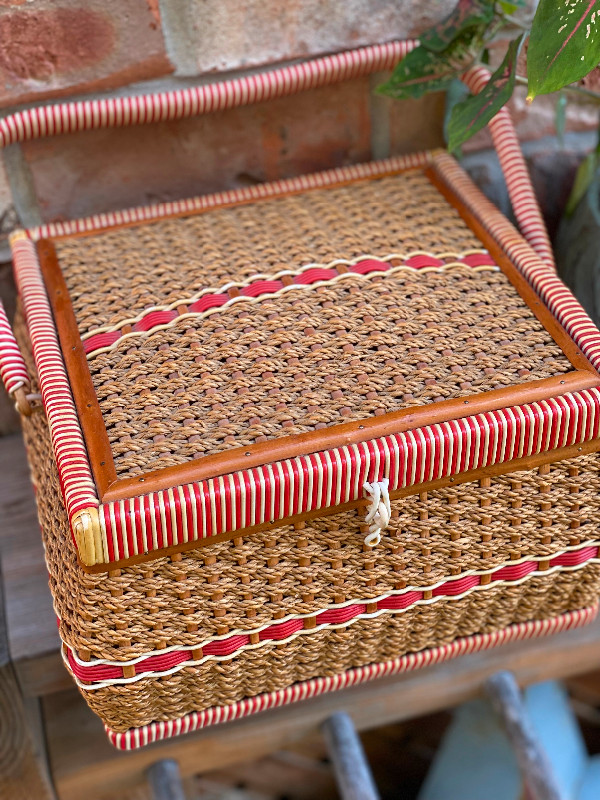 Vintage sewing basket in Arts & Collectibles in London - Image 2