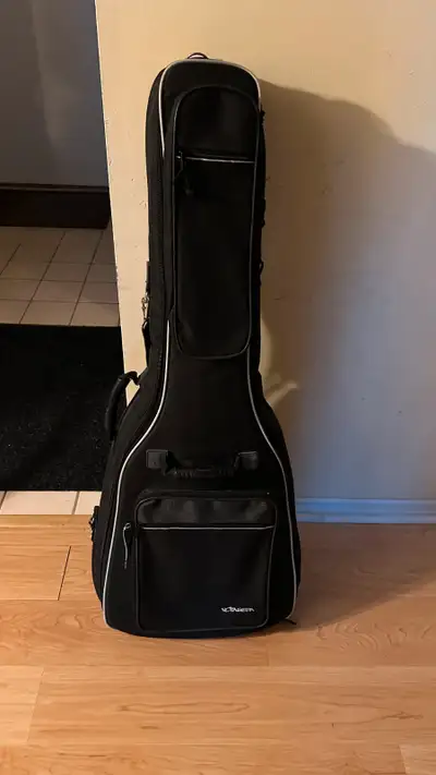 Yamaha guitar in excelllent condition. Pickup near sq1.