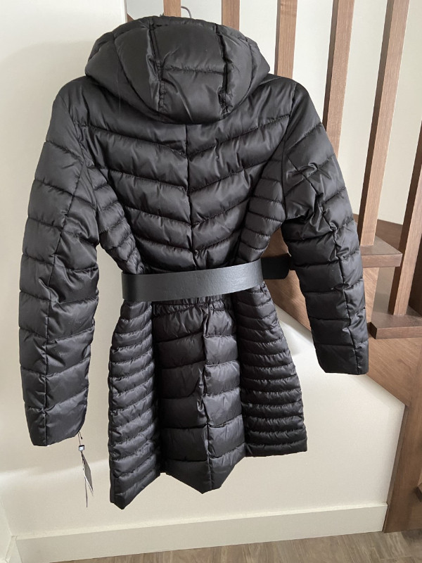 Très beau manteau hiver noir femme marque Laundry état neuf dans Femmes - Hauts et vêtements d'extérieur  à Trois-Rivières - Image 3