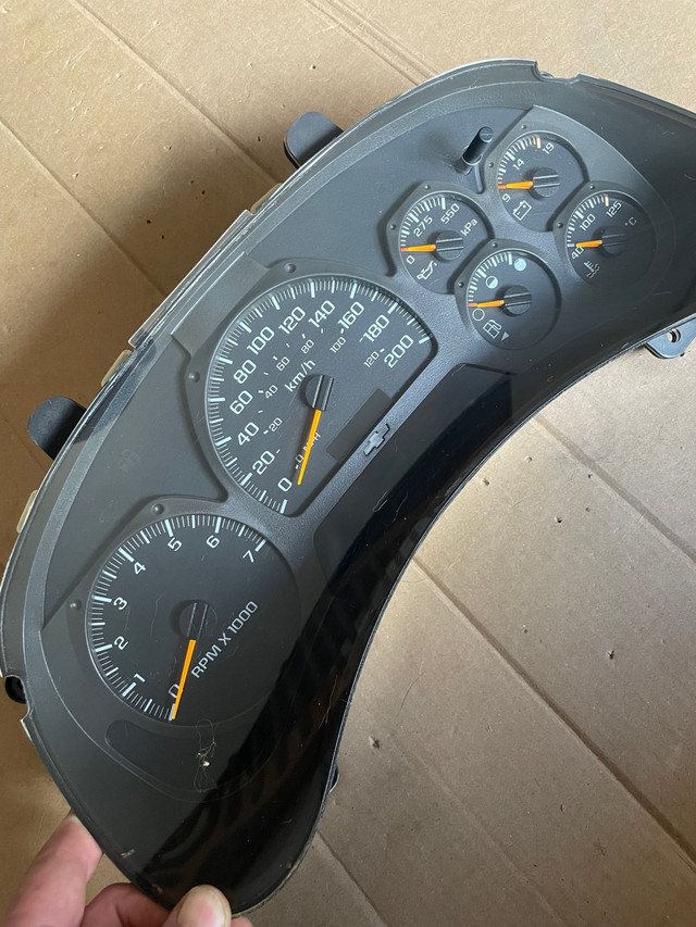 2006 envoy / gmc Denali instrument cluster in Auto Body Parts in Brantford