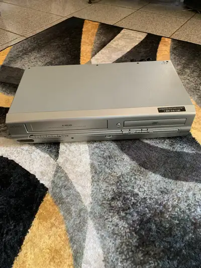 SV2000 VCR DVD Player Combo CSV205DT 4-Head VHS Recorder Dolby Digital Works Well Has Some Scratches...