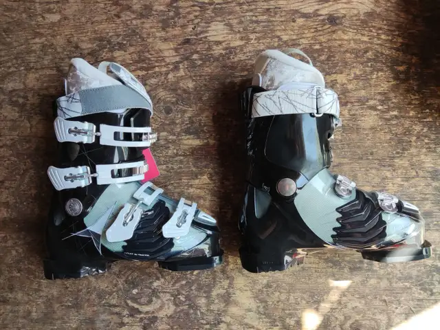 Bottes de ski neuves Atomic Hawx pour femme in Ski in Laval / North Shore - Image 4