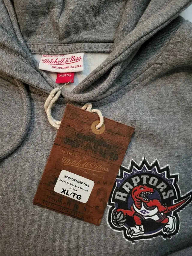 Mitchell & Ness Toronto Raptors Hoodie in Men's in Mississauga / Peel Region - Image 3