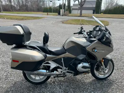 BMW R1200 RT avec seulement 13 014 km en PARFAITE condition! Top case et valises amovible inclus. Éq...