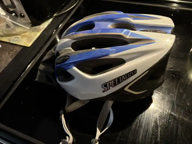 Adult Bike Helmet in Road in Moncton - Image 2