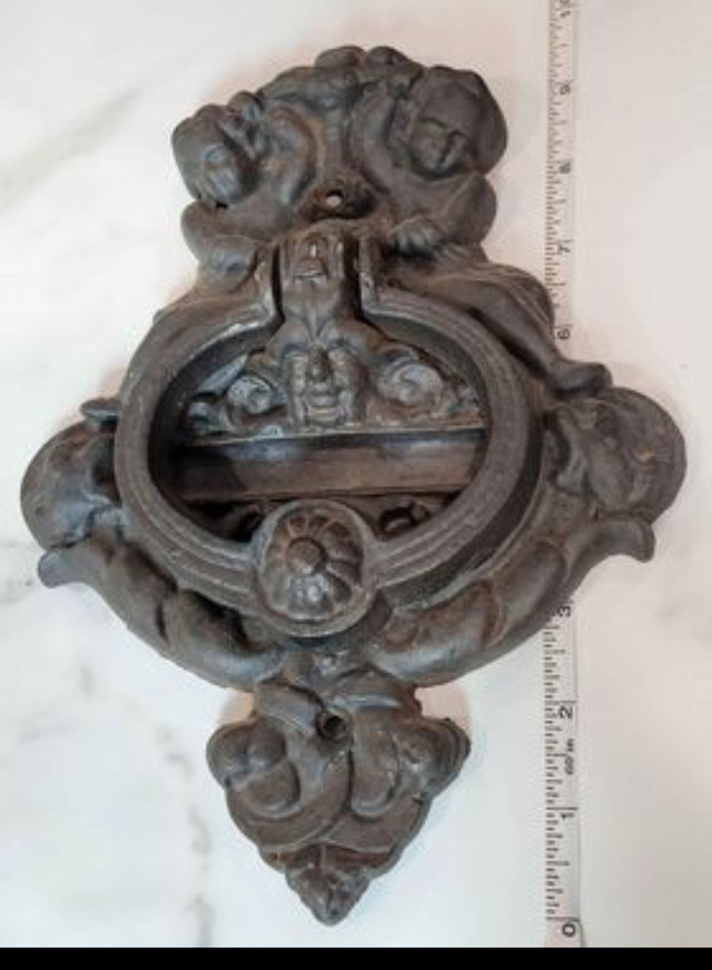 Cast Iron Cherub Door Knocker Vintage dans Art et objets de collection  à St. Catharines - Image 3