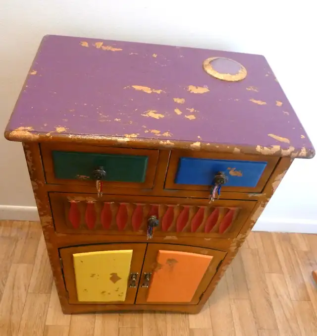 Meuble d'appoint antique en bois massif modernisé in Other in Lac-Saint-Jean - Image 4