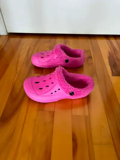 Pantoufles CROC taille 37 (6 - 6 ½) – DISPO LONGUEUIL, View more