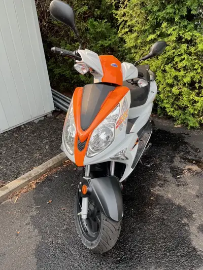 Scooter Adly GTS-R 50 2021 Moteur 2-temps - 2414km Propre, quelques égratignures du côté gauche Batt...