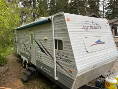 I'm selling a 2006 Jay Flight 28FKS travel trailer,sleeps 6 with a queen bed, dinette, and sofa bed...