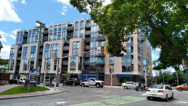 411 Mackay- 1 Bed + Den, 2 Bath Condo/Parking/Gym/Walk score 94