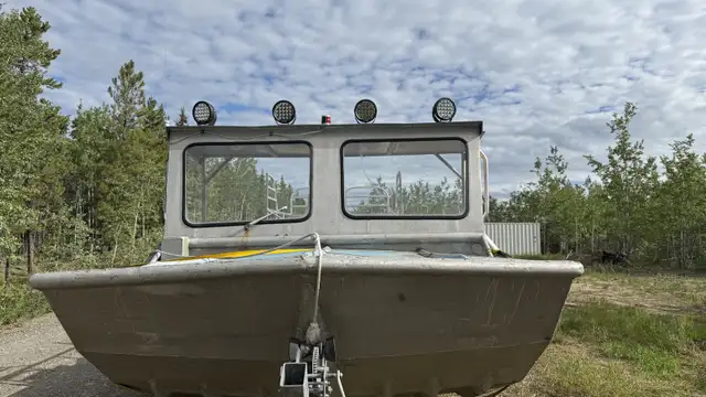 Two New Motors!! Great Boat our Loss your Gain!!! in Powerboats & Motorboats in Whitehorse - Image 4