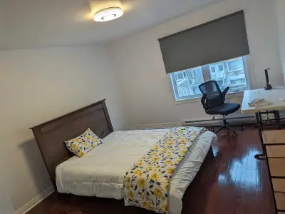 Room to rent in August 15th/Grande Chambre à louer