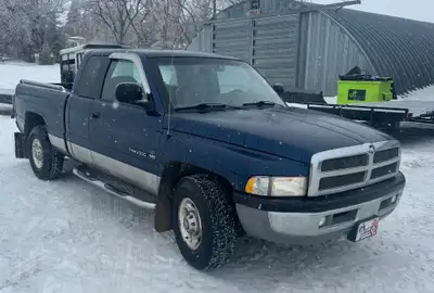 2002 dodge 2500 V10 4x2 with 92,000 km. Air bags. Fifth wheel hitch. Fully loaded leather interior....