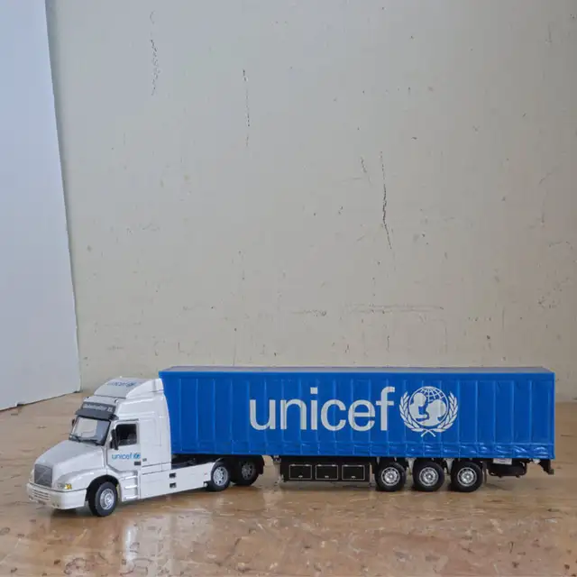 UNICEF トレーラー ミニカー Volvo UNICEF SupplyTransport Truck | Arts & Collectibles | City of