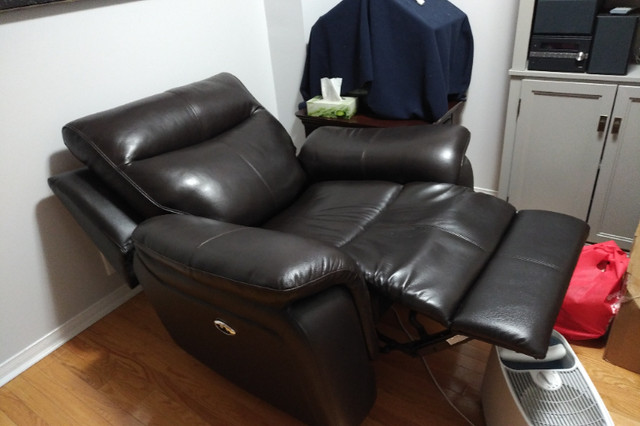 NEW Large Leather Reclining Armchair in Chairs & Recliners in City of Toronto - Image 2