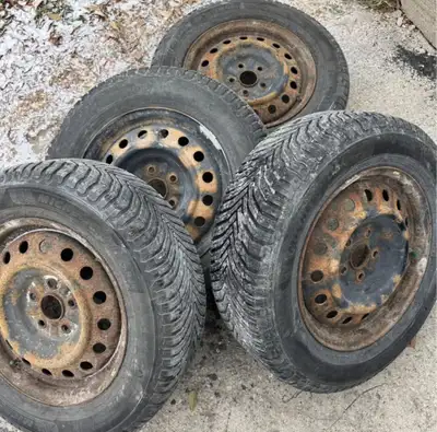 (4)- 215/65r16 Michelin CrossClimate All Weather ( winter rated ) tires in rims 5x114.3 Bolt pattern...