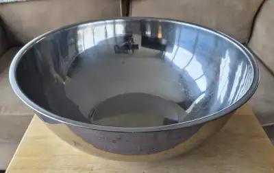 Extra Large Commercial Size Stainless Steel Mixing Bowl. It has about a 17 Quart Capacity & Measures...