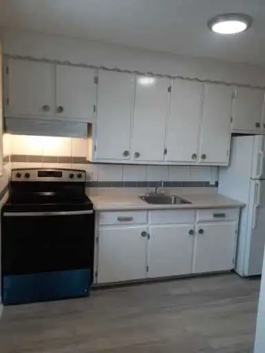 3  Bed, 1 Bath $2345 - August 1st – Heron Park / Billings Bridge