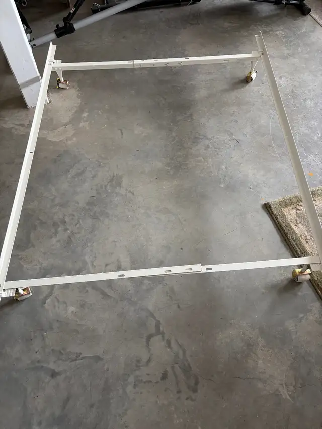 Adjustable bed frame in Beds & Mattresses in Kamloops - Image 2