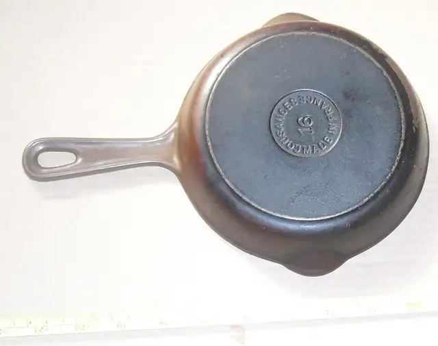 Vintage Cousances # 16 Le Creuset cast iron frying pan in Kitchen & Dining Wares in Calgary - Image 5
