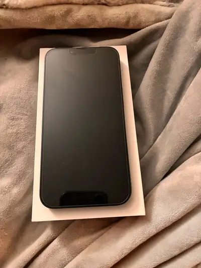 iPhone 13 noir comme neuf aucune égratignure. Viens avec shield (déjà sur le tephpne), étui, chargeu...